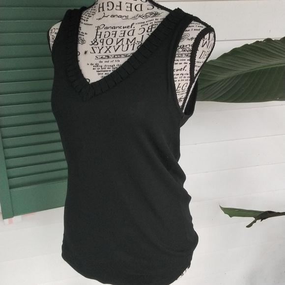 Women's NWOT Banana Republic Black Tank with cute Ruffled neckline size L - Picture 2 of 6